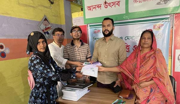 রাজশাহীতে সুবিধাবঞ্চিত শিশুদের মাঝে মেধাবৃত্তি প্রদান