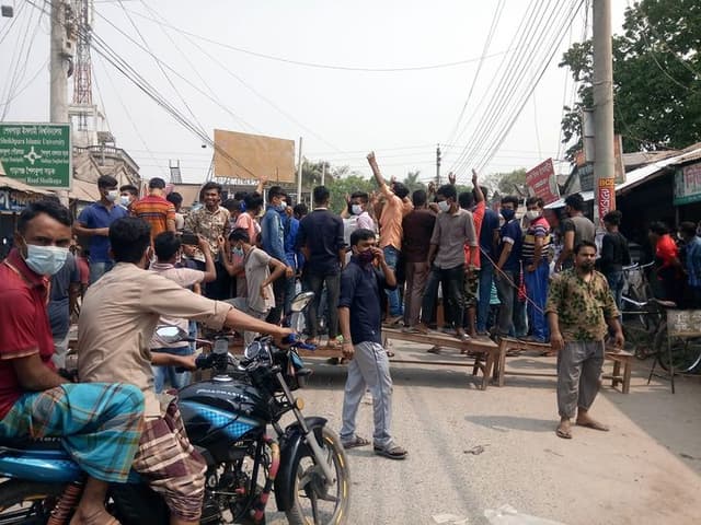লকডাউনের প্রতিবাদে ব্যবসায়ীদের সড়ক অবরোধ, বিক্ষোভ