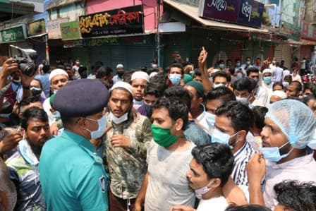 দোকান খোলা রাখার দাবীতে বরিশালে ব্যবসায়ীদের বিক্ষোভ