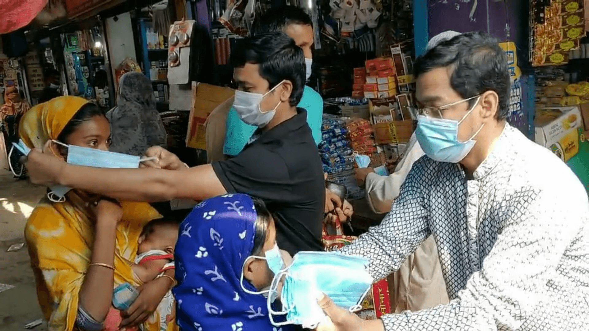 হিলিতে করোনার সংক্রামন প্রতিরোধে জনগনের মাঝে ফ্রি মাস্ক বিতরণ