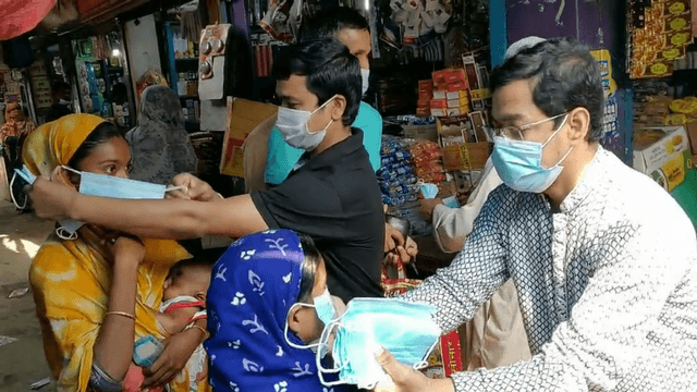 হিলিতে করোনার সংক্রামন প্রতিরোধে জনগনের মাঝে ফ্রি মাস্ক বিতরণ