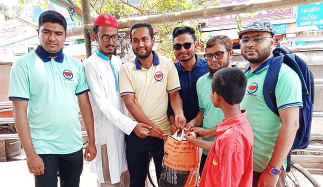 দুস্থদের মাঝে 'লাভ ফর ফ্রেন্ডস'র ইফতার সামগ্রী বিতরণ