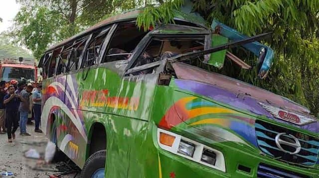 নিয়ন্ত্রণ হারিয়ে বাস গাছের সঙ্গে ধাক্কা, মা-ছেলেসহ নিহত ৩