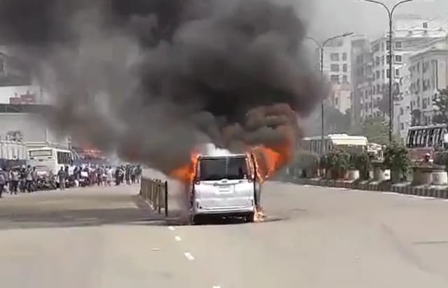 বনানীতে চলন্ত মাইক্রোবাসে আগুন
