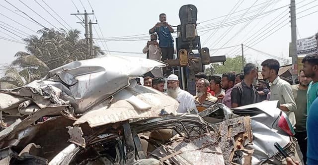 ঈদযাত্রায় বগুড়ায় বাস-প্রাইভেটকার সংঘর্ষ, নিহত ৩