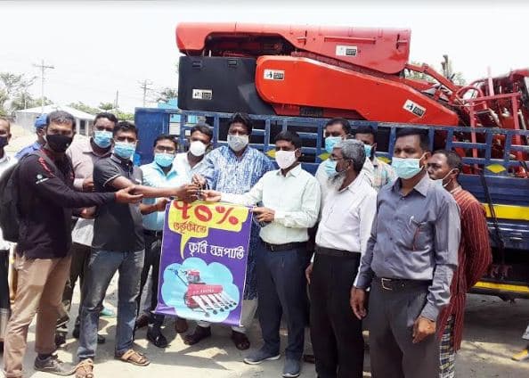 আশাশুনিতে ভর্তূকিতে কম্বাইন্ড হারভেষ্টার বিতরণ