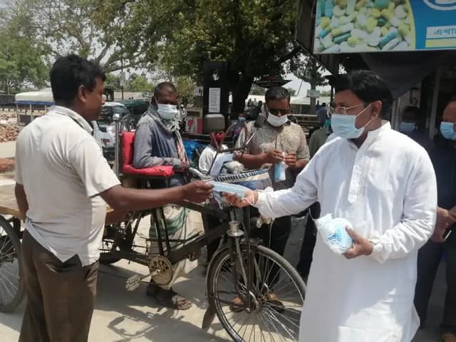 লালপুরে করোনা প্রতিরোধে প্রচারনা ও মাস্ক বিতরণ