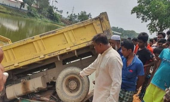 মাটিবোঝাই ট্রাকচাপায় সিএনজিচালকসহ নিহত ৩