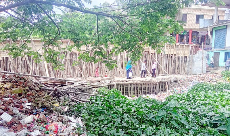 রাজাপুরে খালে বাধদিয়ে ব্রীজ নির্মাণ, পাঁচশতাধিক পরিবারের ভোগান্তি