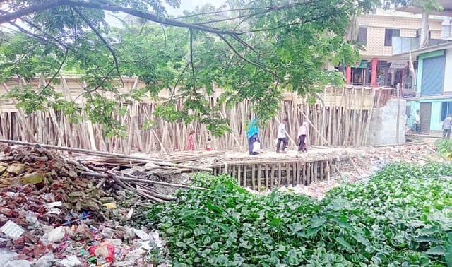 রাজাপুরে খালে বাধদিয়ে ব্রীজ নির্মাণ, পাঁচশতাধিক পরিবারের ভোগান্তি