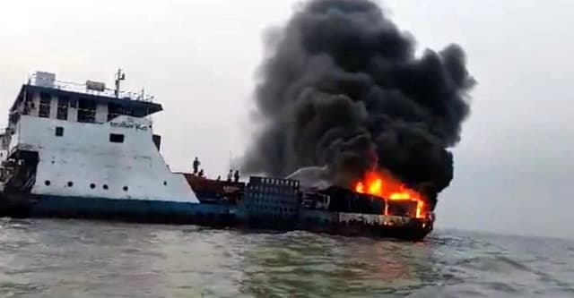 মেঘনায় মাঝনদীতে ফেরিতে আগুন, পুড়লো ৬ ট্রাক