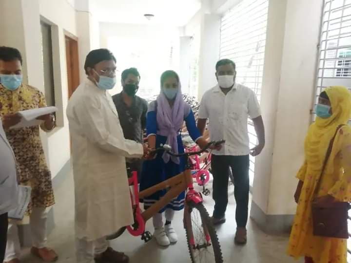 লালপুরে দরিদ্র মেধাবী ছাত্রীদের মাঝে বাইসাইকেল বিতরণ