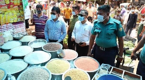 নিত্যপণ্যের বাজারে অভিযানে ৩৭ প্রতিষ্ঠানকে জরিমানা