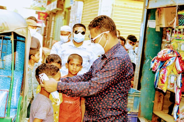 করোনা প্রতিরোধে উপজেলা নির্বাহী অফিসারের মাক্স বিতরণ