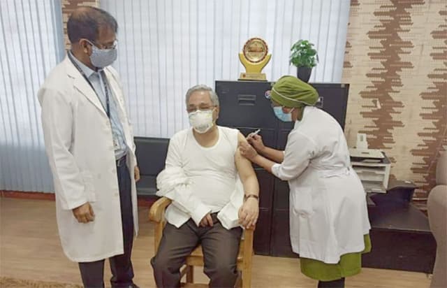 টিকার দ্বিতীয় ডোজ নিলেন প্রধান বিচারপতি