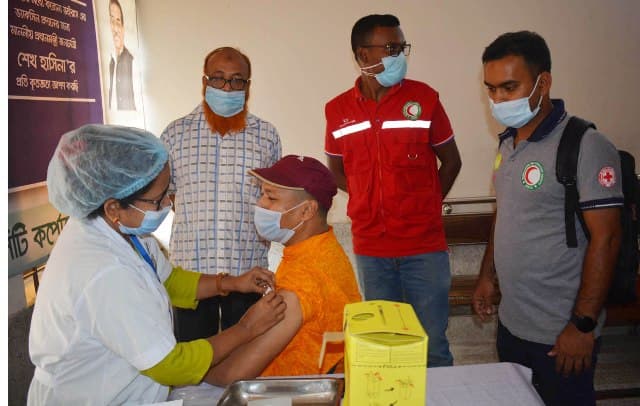 বরিশালে করোনা’র দ্বিতীয় ডোজ প্রদান শুরু