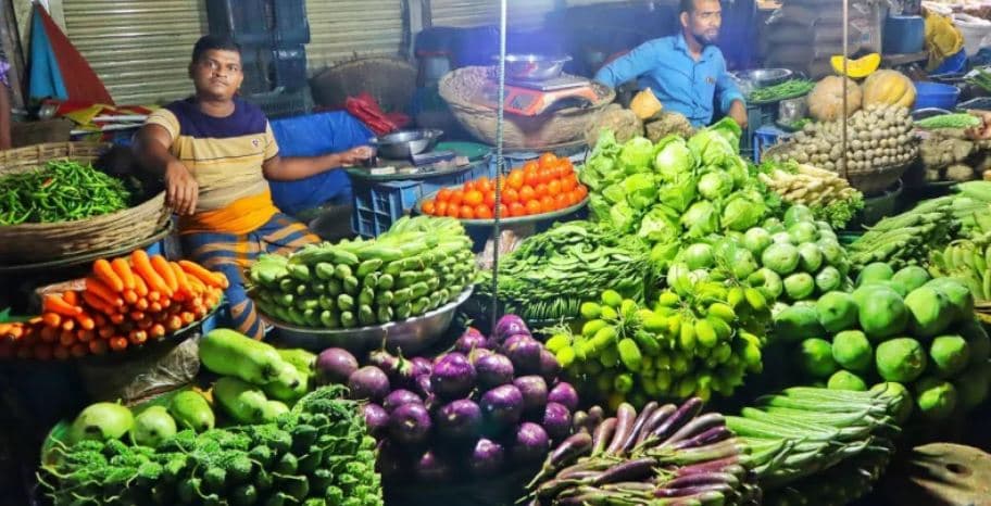 ২৫ টাকায় নেমেছে পেঁয়াজ, বেগুন-শসা-মাছের দাম চড়া