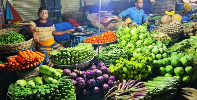 ২৫ টাকায় নেমেছে পেঁয়াজ, বেগুন-শসা-মাছের দাম চড়া