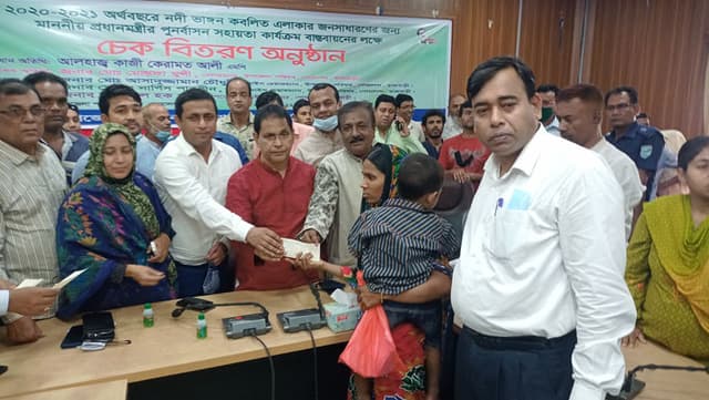 গোয়ালন্দে নদী ভাঙন কবলিতদের মাঝে চেক বিতরণ