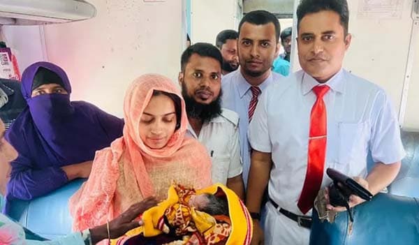 বাড়ি ফেরার পথে চলন্ত ট্রেনে সন্তান প্রসব নারীর