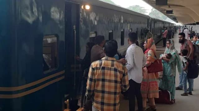 কমলাপুর স্টেশনে ঘরমুখো মানুষের চাপ, অতিরিক্ত নিরাপত্তা