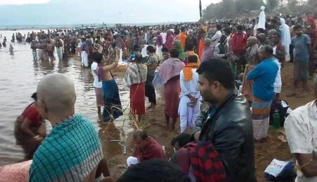 নিষেধাজ্ঞা লঙ্ঘন করে যাদুকাটা নদীতে গঙ্গাস্নান