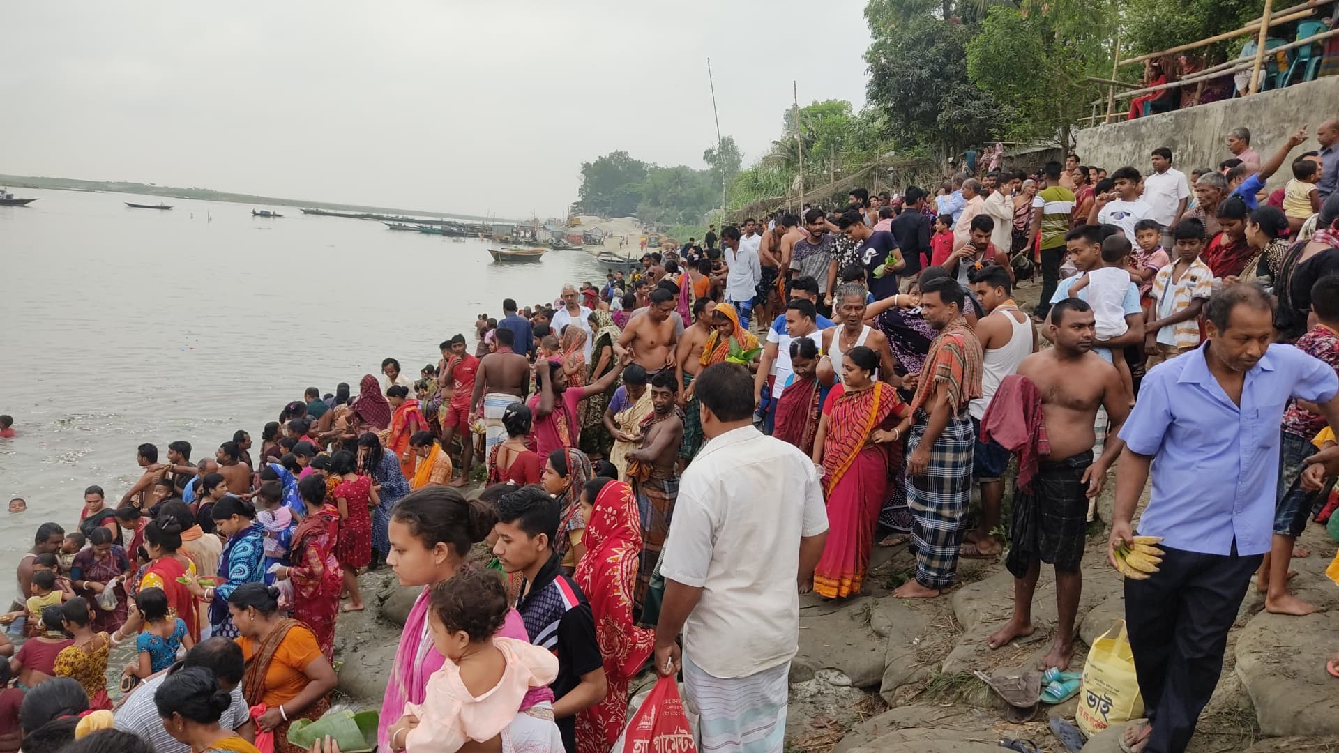 যমুনা নদীতে ম্নানে পূর্ণার্থীদের ঢল, পাপ মোচন ও শান্তি কামনায় পূজা-অর্চনা