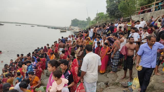 যমুনা নদীতে ম্নানে পূর্ণার্থীদের ঢল, পাপ মোচন ও শান্তি কামনায় পূজা-অর্চনা