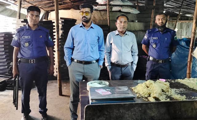 নওগাঁয় মেয়াদোত্তীর্ণ পণ্য বিক্রি, তিন প্রতিষ্ঠানকে জরিমানা