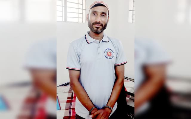 গাঁজা সহ স্বাস্থ্য কমপ্লেক্সের এম্বুলেন্স চালক আটক