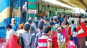 কমলাপুরে ঘরমুখো মানুষের চাপ