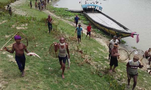 নওগাঁর ছোট যমুনা নদীর বুকে পলো দিয়ে মাছ ধরা উৎসব