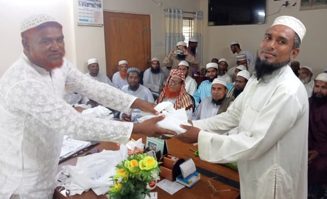 কুয়াকাটা পৌর মেয়রের উদ্যোগে শতাধিক ইমাম মোয়াজ্জেমকে ঈদ বস্ত্র বিতরণ