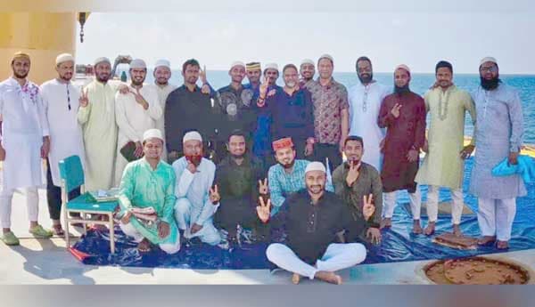 দস্যুদের হাতে জিম্মি নাবিকদের জাহাজেই ঈদের নামাজ আদায়