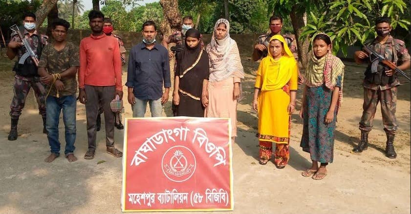সীমান্ত অতিক্রমকালে বিজিবির হাতে দালালসহ আটক ৮