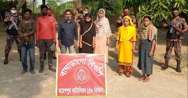 সীমান্ত অতিক্রমকালে বিজিবির হাতে দালালসহ আটক ৮