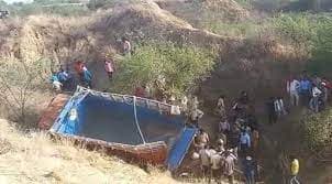 যাত্রীবাহী লরি খাদে পড়ে নিহত ১১