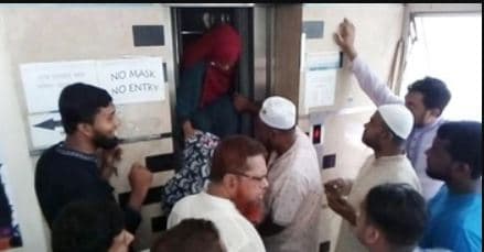 একঘণ্টা লিফটে আটকা ছিলেন মা-মেয়ে, উদ্ধার করলো পুলিশ