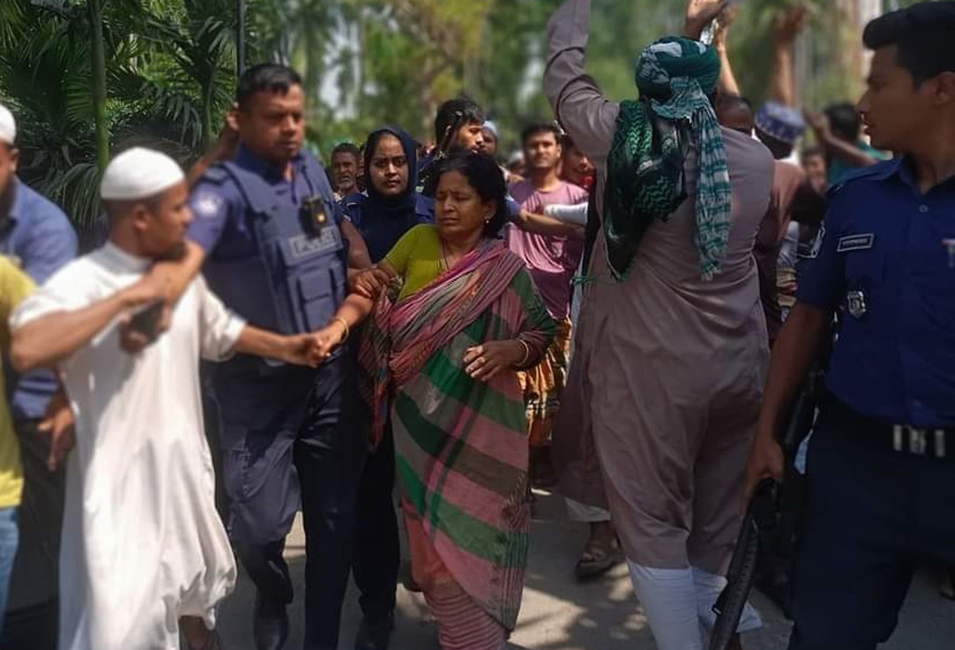 ভূরুঙ্গামারীতে কোরআন অবমাননার অভিযোগে বিক্ষোভ, এক নারী আটক