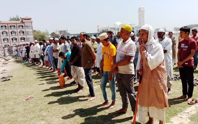নওগাঁয় নামাজ পড়ে বৃষ্টি কামনা