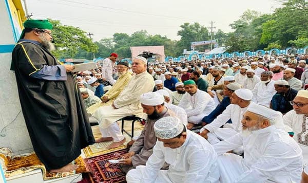 শ্রীমঙ্গলে শাহী ঈদগাহ মাঠে ঈদের জামাতে মুসল্লিদের ঢল