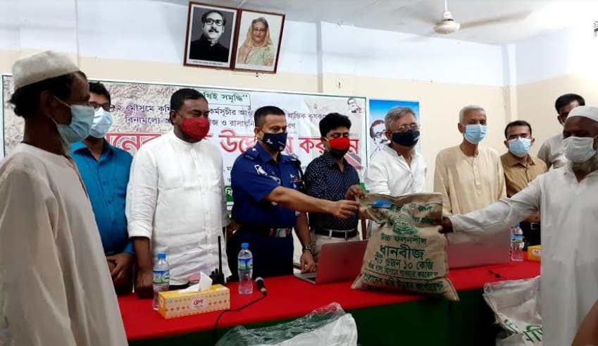 নেছারাবাদে কৃষকের মাঝে বীজ ও সার বিতরন