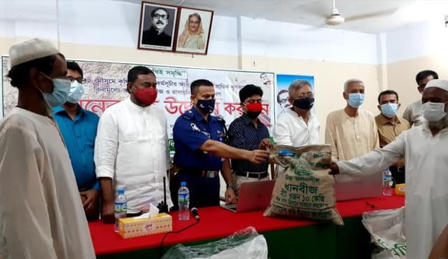 নেছারাবাদে কৃষকের মাঝে বীজ ও সার বিতরন