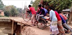 সড়কবিহীন সেতু: জীবনের ঝুঁকি নিয়ে চলাচল