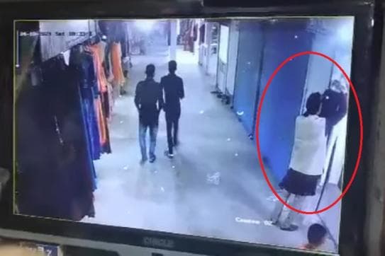 প্যান্ট চুরি করে  জরিমানা গুনল ছাত্রলীগ নেতা