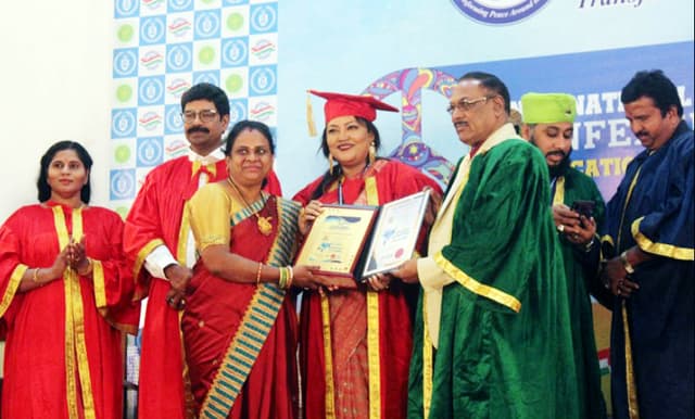 ভারত থেকে ডক্টরেট ডিগ্রি পেলেন ফোক সম্রাজ্ঞী মমতাজ