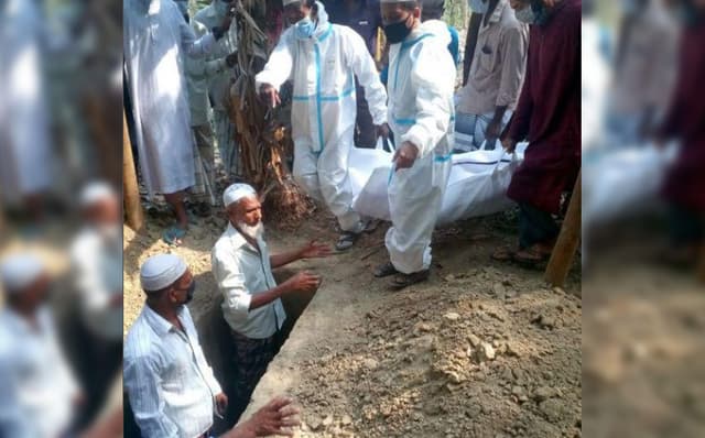 ঝিনাইদহে বিপনীবিতানগুলোতে প্রচন্ড ভীড়; করোনায় মৃত্যু ৭