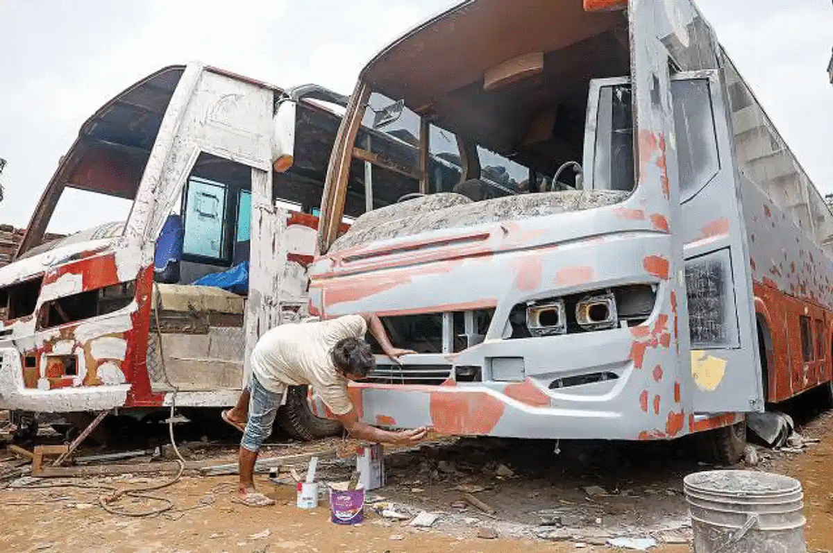 ঈদ ঘিরে লক্কড়ঝক্কড় বাস মেরামতের হিড়িক