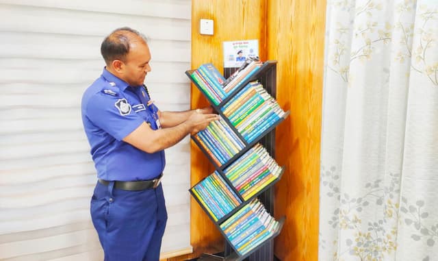 ভূঞাপুরে জ্ঞানের আলো ছড়াচ্ছে থানার 'মুক্ত পাঠাগার’