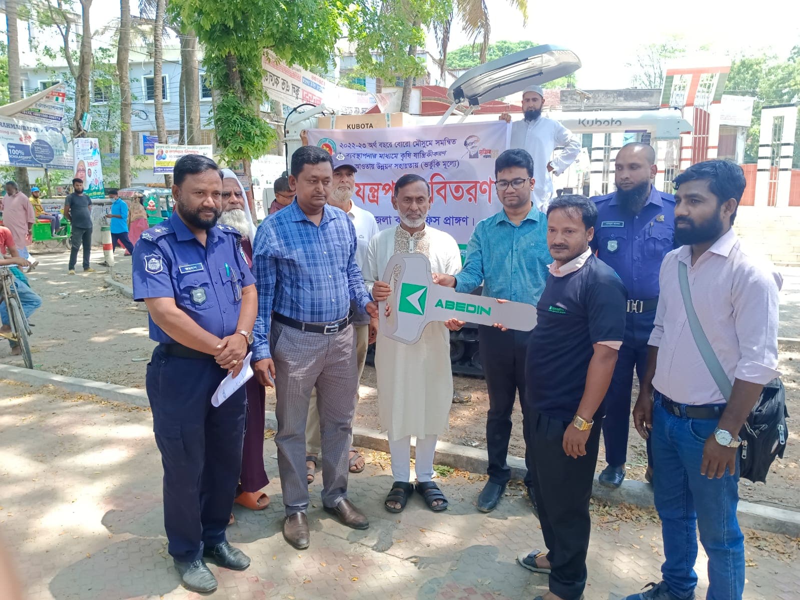 সরাইলে কৃষকের মাঝে কম্বাইন হারভেস্টার মেশিন বিতরণ